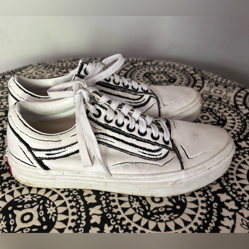 Vans Old Skool custom comic cartoon drawing sneakers
Mens 6.5, women’s size 8